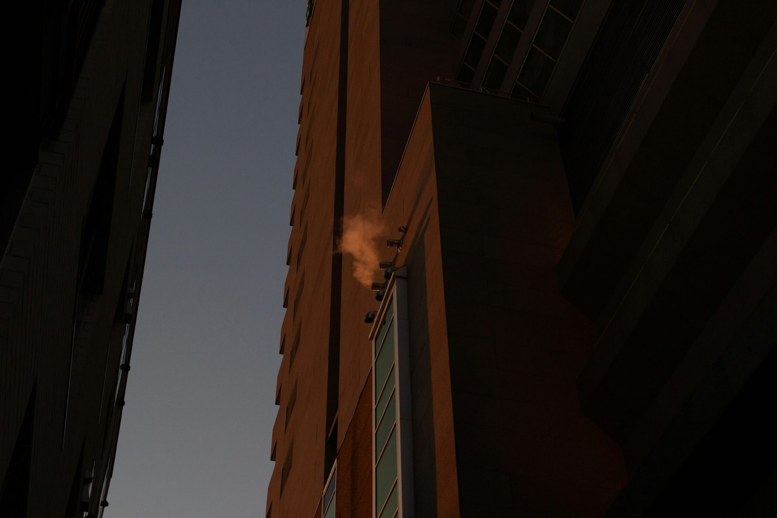 Livreur utilisant un diable pour transporter un colis volumineux vers une entrée d