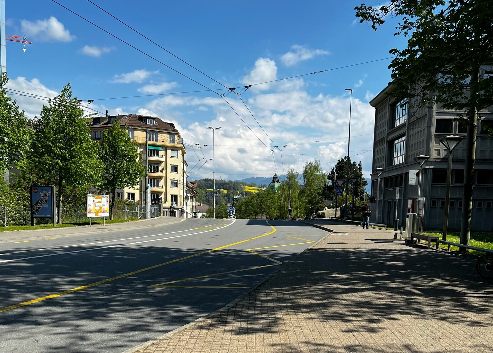 Véhicule de transport L Transport sur une route enneigée près de Fribourg