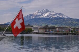 Drapeau suisse sur un bateau dans l'eau, illustrant le transport de marchandises pour particuliers suisse.