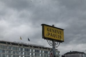 "Panneau 'Geneve Paquis' indiquant un lieu de transport et mobilier de bureau à Genève"