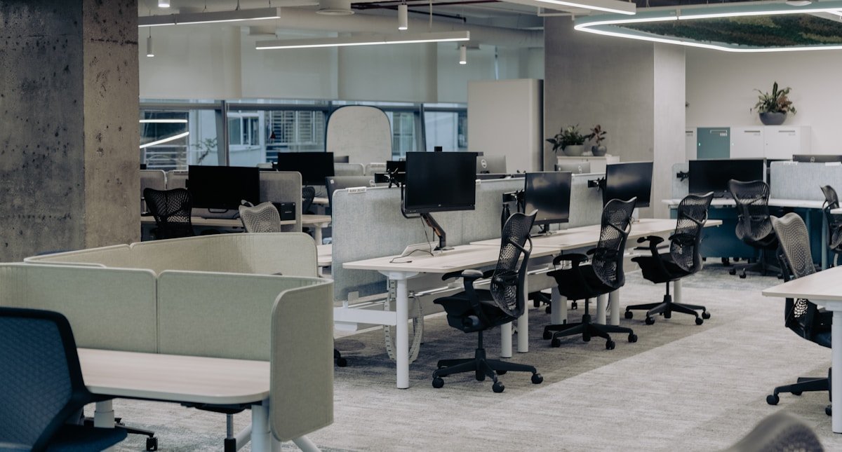 Un bureau avec de nombreux bureaux et chaises.