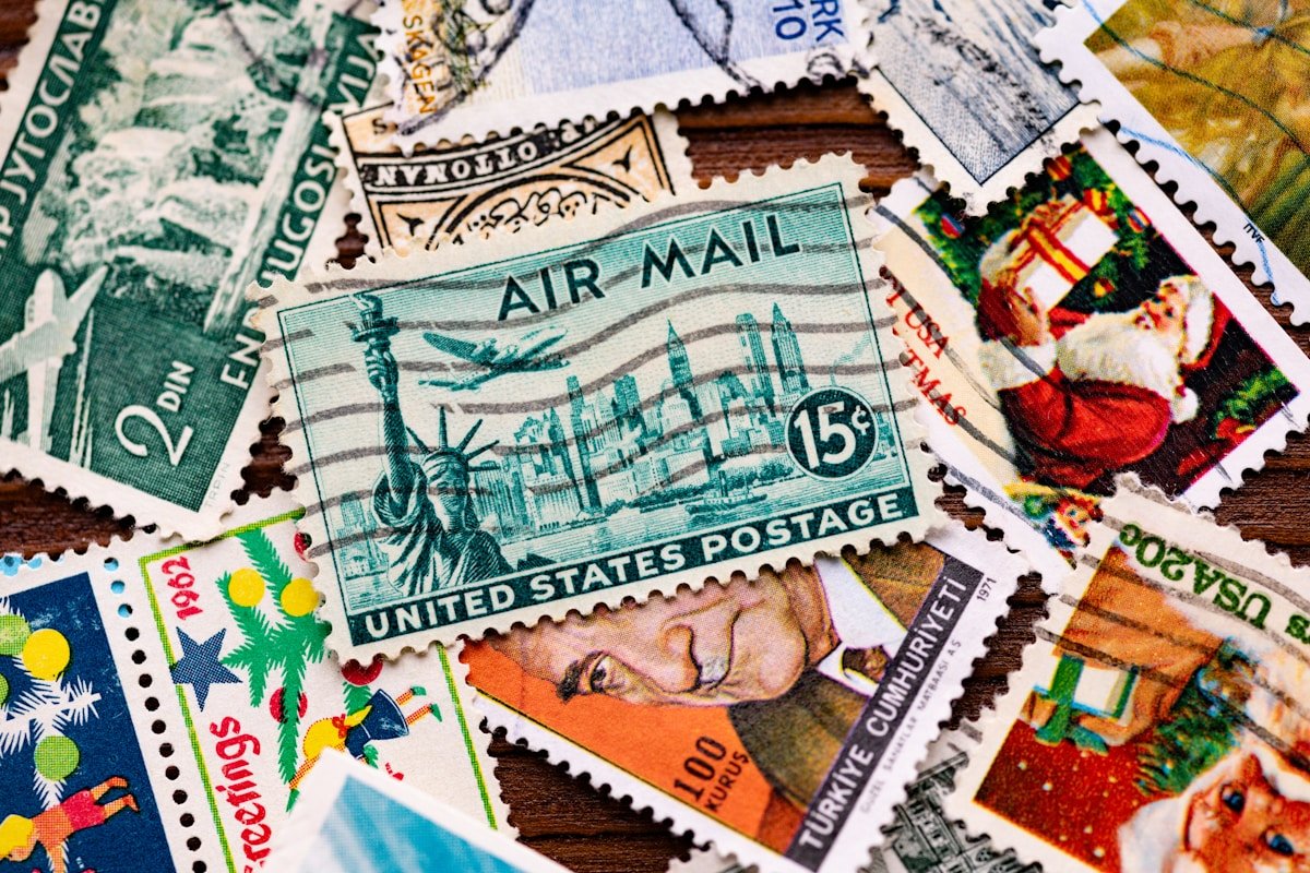 Une collection de timbres-poste vintage des États-Unis.
