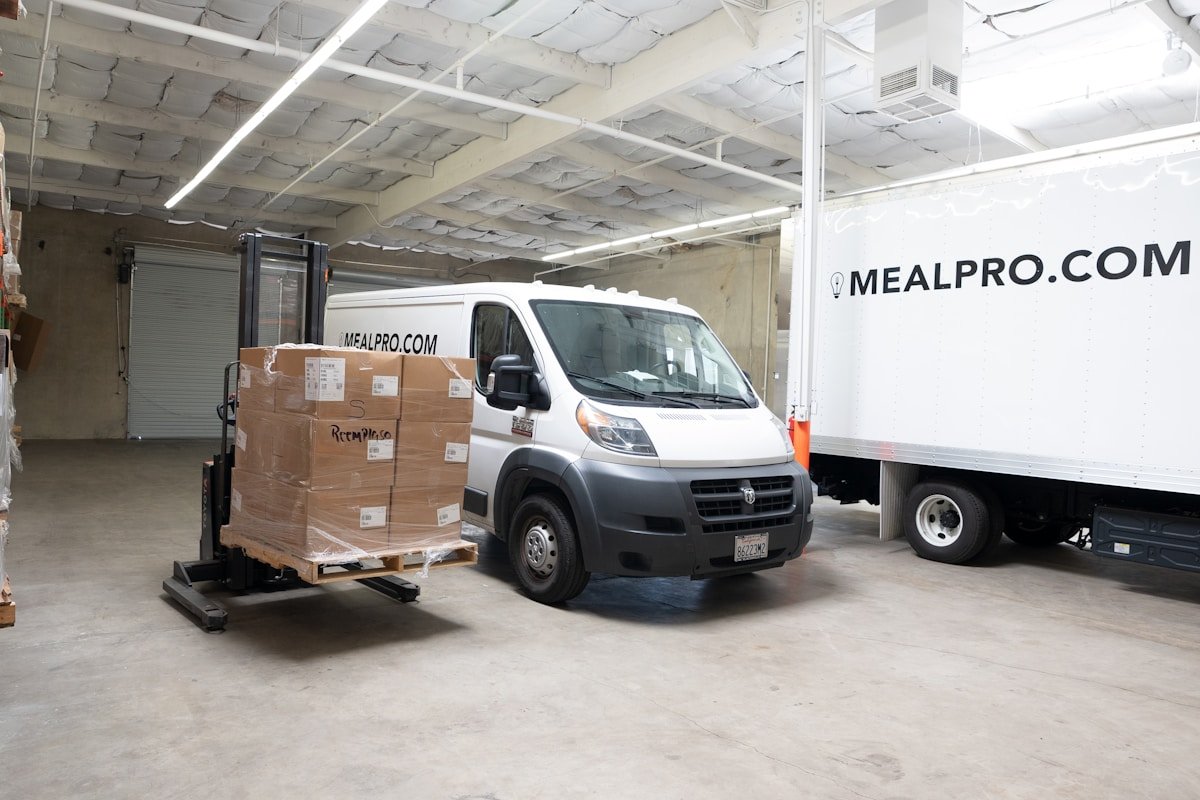 Camion de livraison de repas Mealpro.com dans un entrepôt.