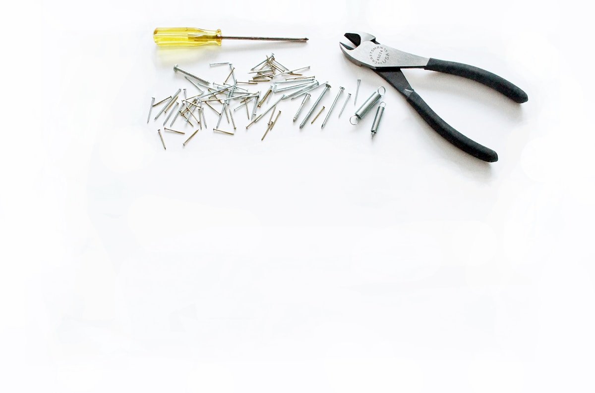 Outils de bricolage et de réparation sur fond blanc.