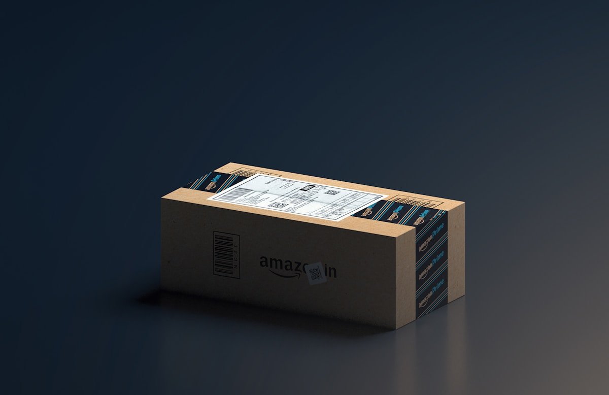Une boîte Amazon posée sur une table.