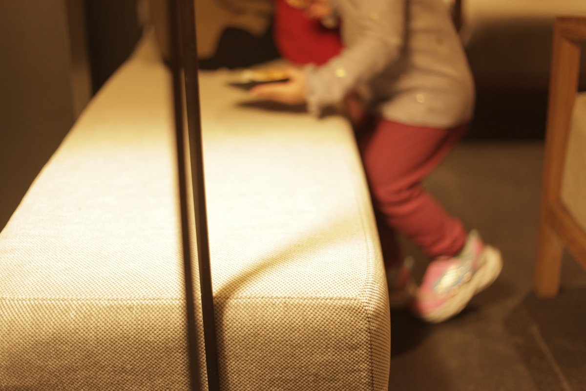 Boîte en carton beige, pieds en chaussures rouges.