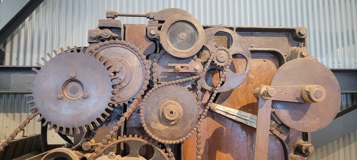 Une vieille machine est posée dans un entrepôt.