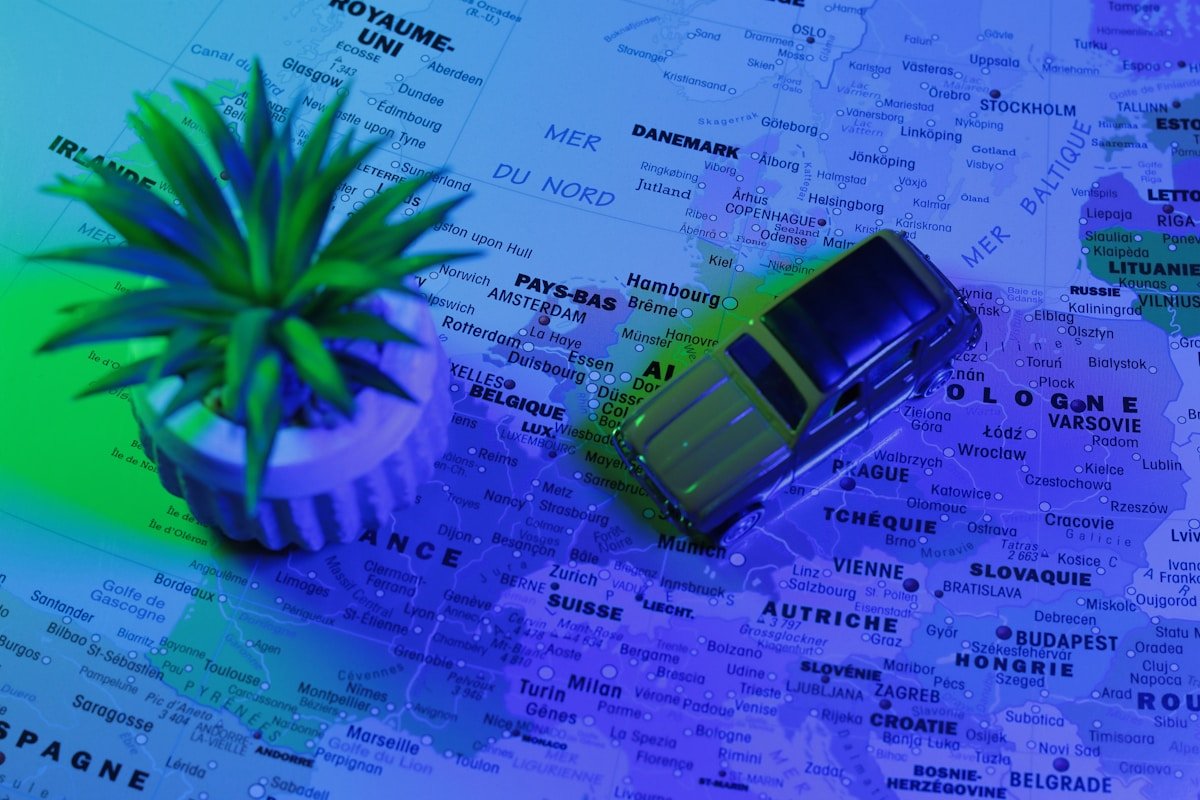 Carte géographique détaillée de l'Europe avec des villes et des pays.