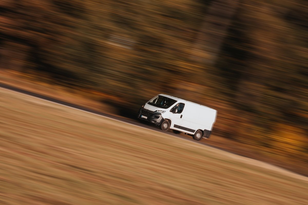 Une voiture blanche roulant sur la route.