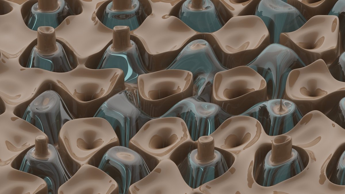 Motifs abstraits de formes et de couleurs en céramique.