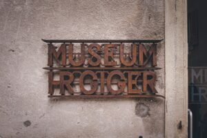 "Signalétique du Musée Friger à Fribourg, trouver le meilleur transporteur fribourg facilement près de cette attraction."