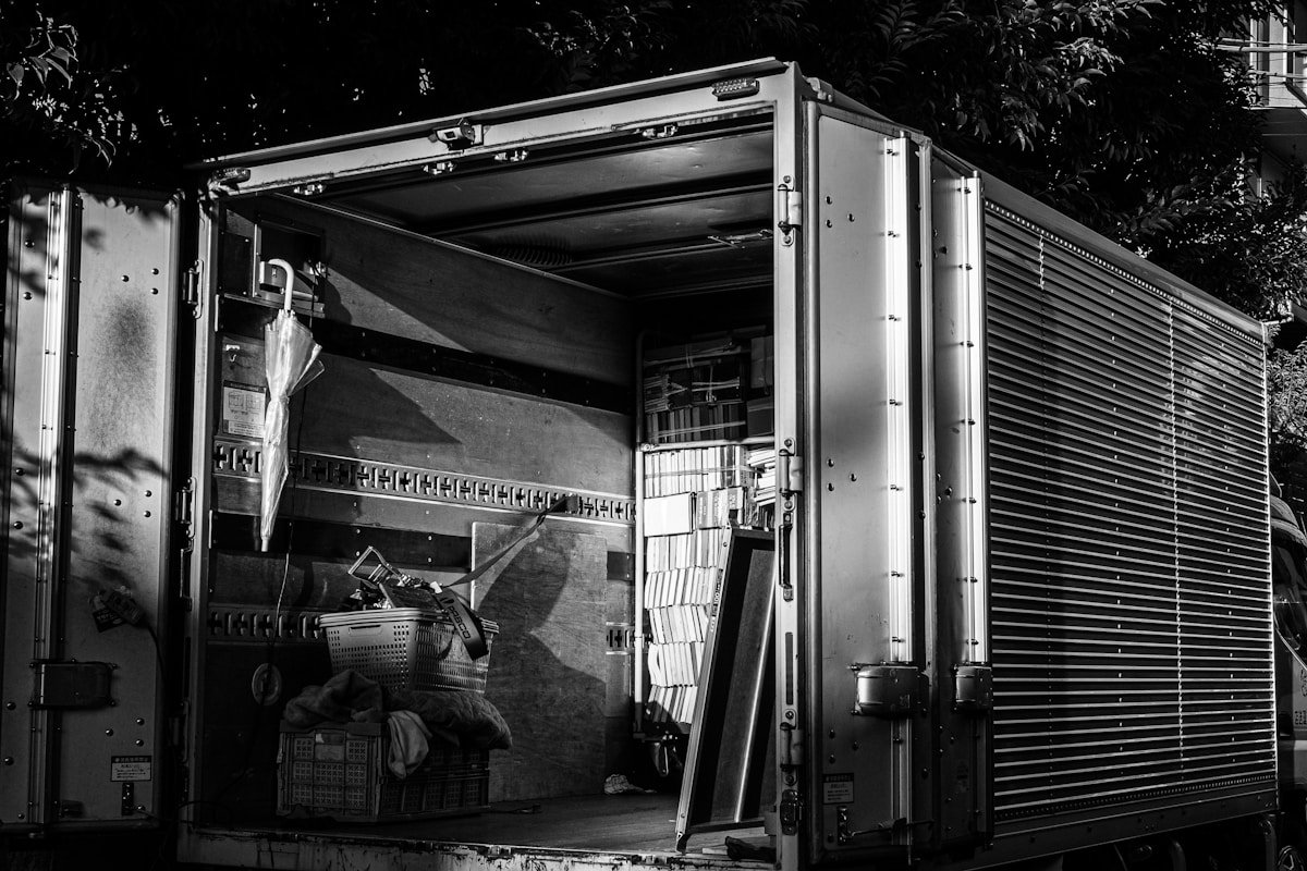 Camion de déménagement rempli d'objets divers et encombrants.