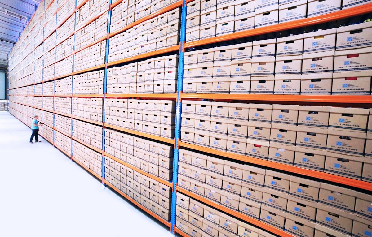 Rangées de boîtes d'archives dans un entrepôt de stockage.