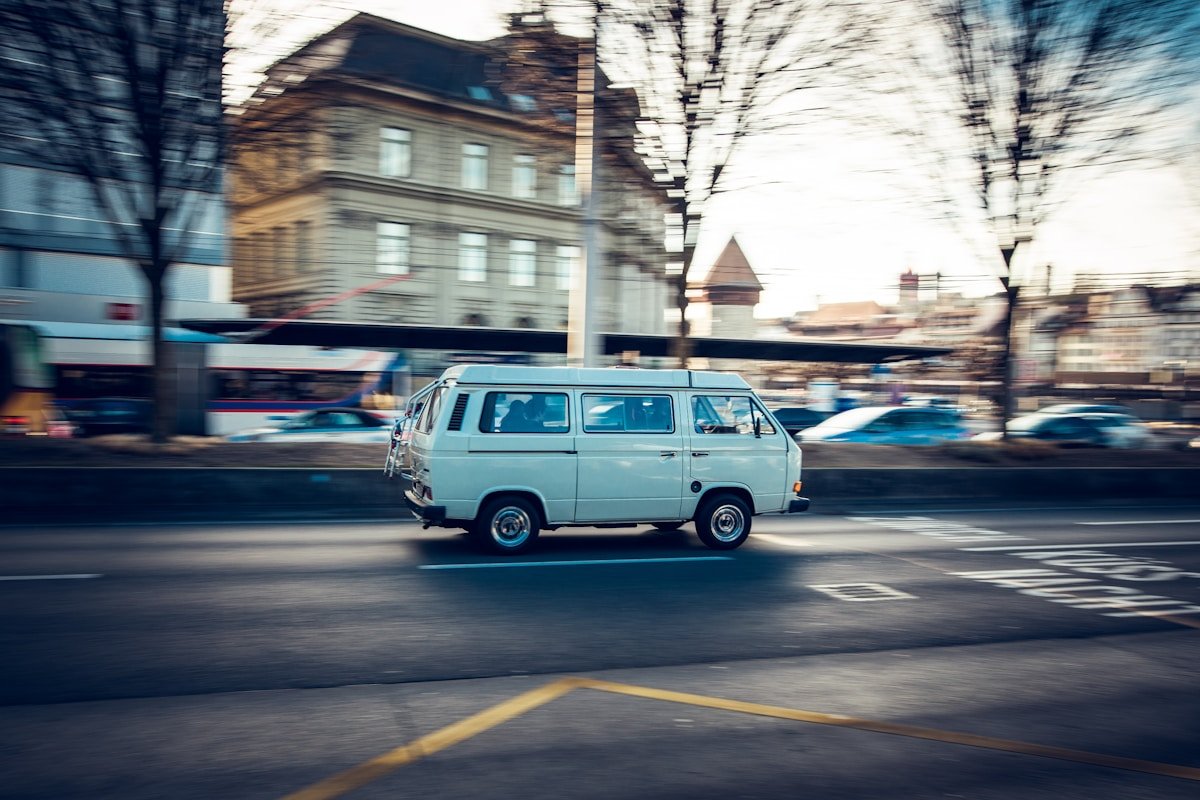 Van vintage bleu en mouvement dans la ville.