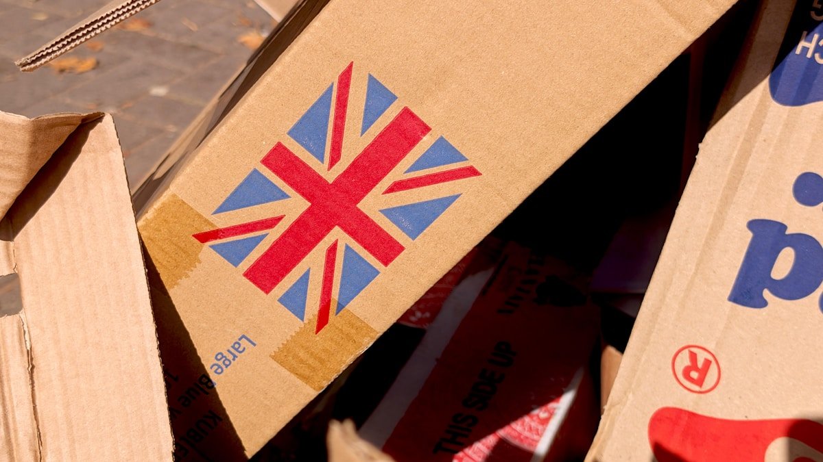 Boîte en carton avec drapeau britannique imprimé.