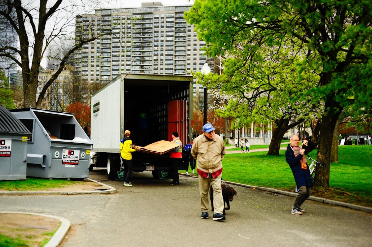 Camion de déménagement dans un parc urbain verdoyant.