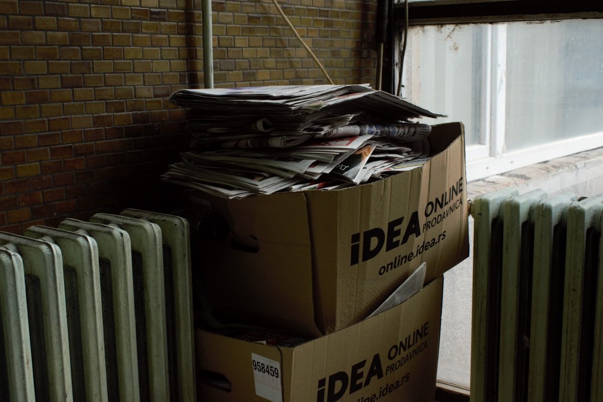 Boîtes en carton empilées avec des documents imprimés.
