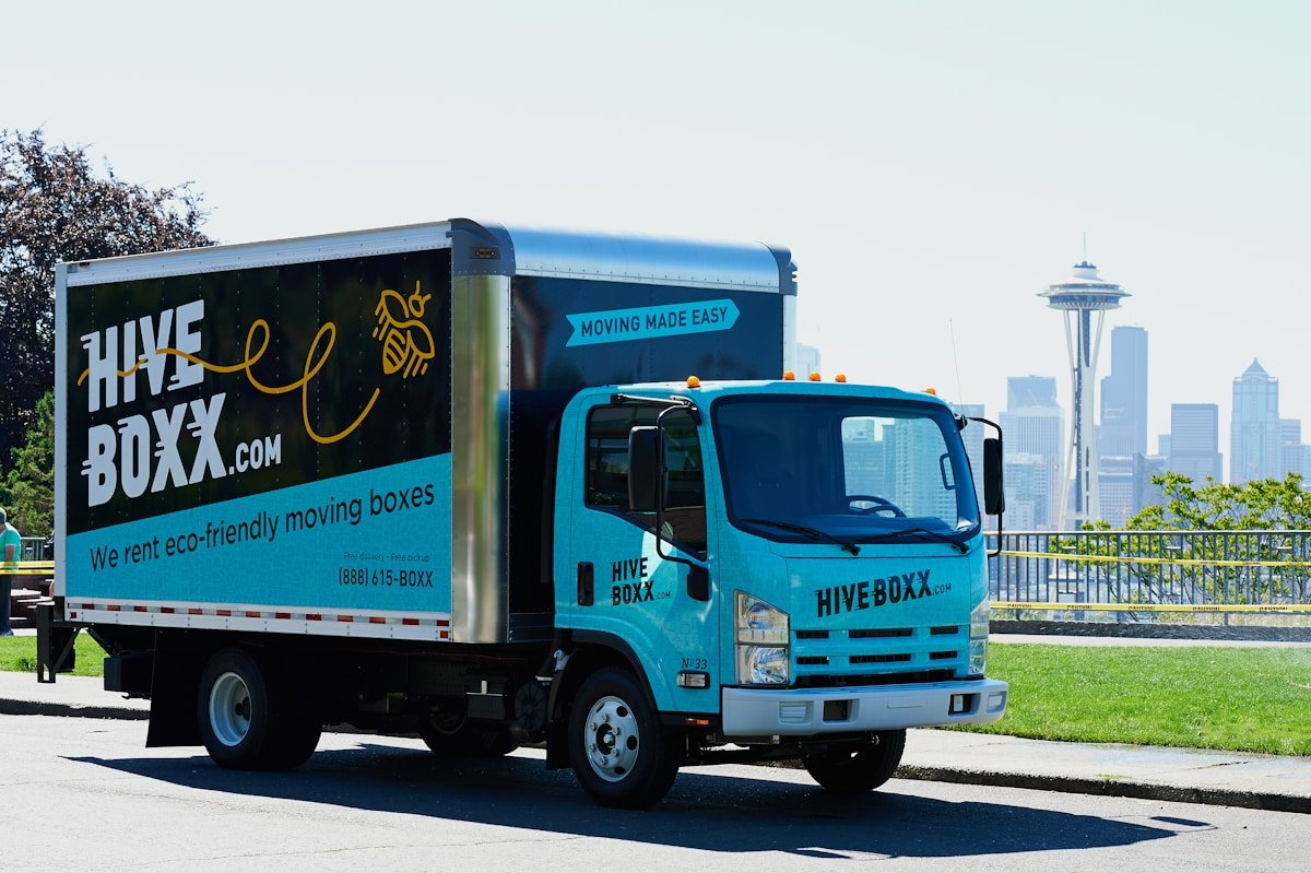 Camion de déménagement de la société Hive Boxx devant le skyline de Seattle.