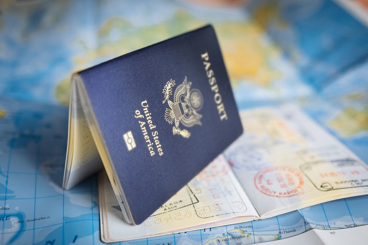 Passeport américain ouvert sur une carte géographique.