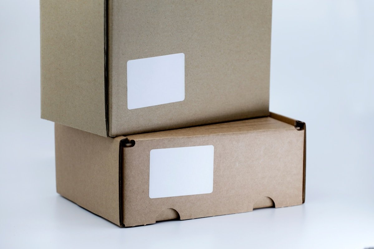 Boîtes en carton marron avec étiquettes blanches.
