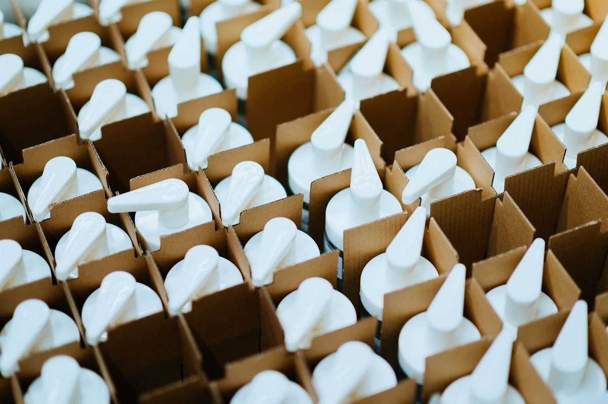 Boîtes en carton remplies de cônes blancs en plastique.