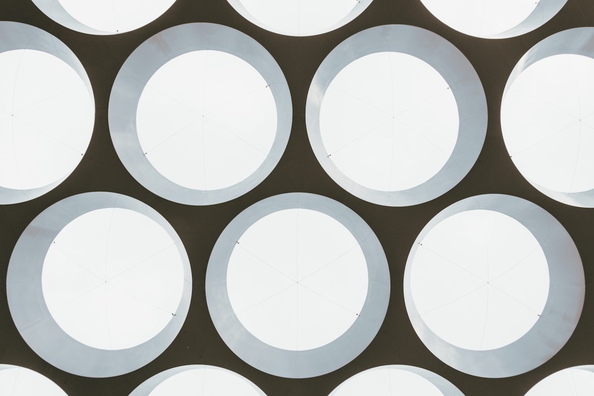 Motif géométrique de cercles blancs et noirs.
