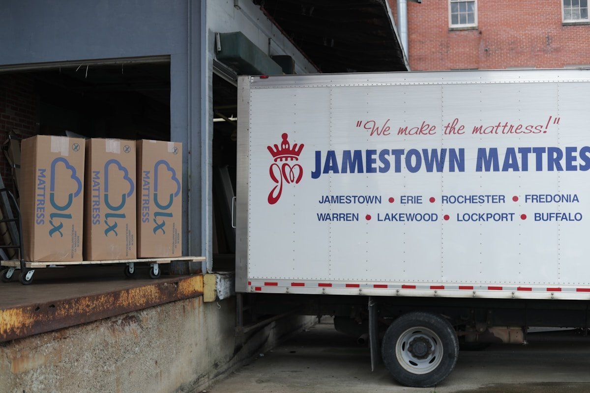 Camion de livraison de matelas de la société Jamestown Mattress.