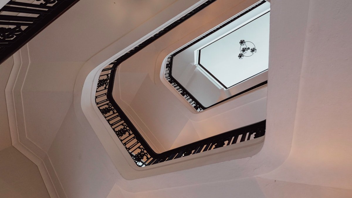 Escalier hélicoïdal avec motifs décoratifs élégants.