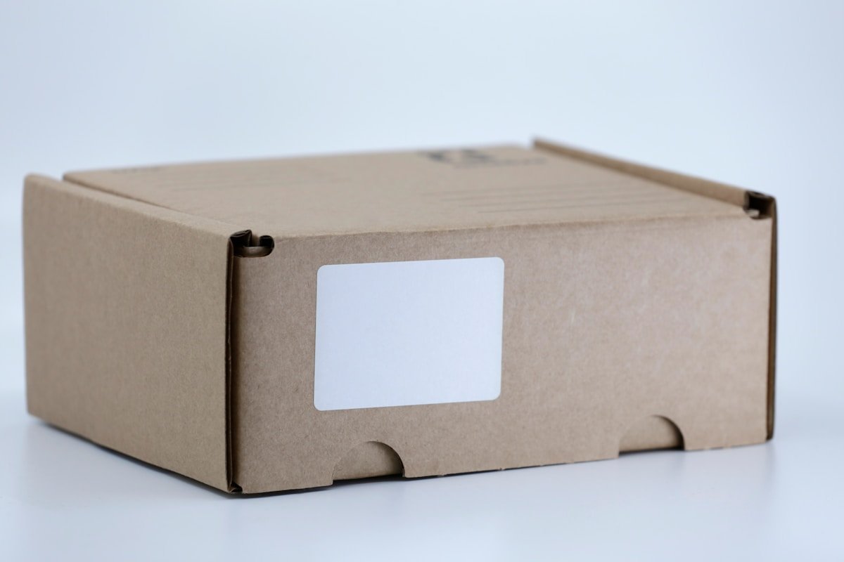 Boîte en carton marron avec fenêtre d'expédition.