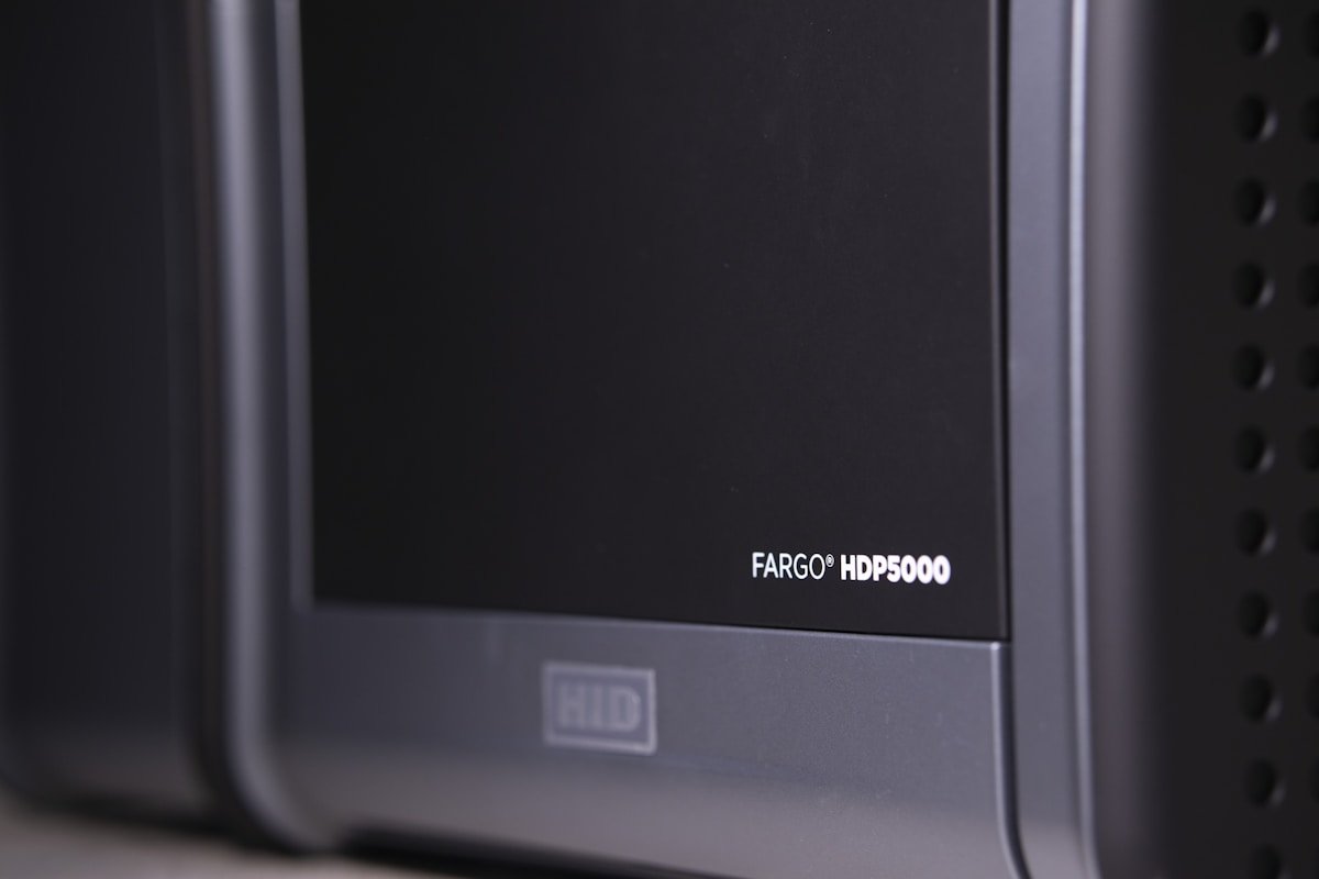Écran noir avec logo Fargo HDPS000 et logo HID.