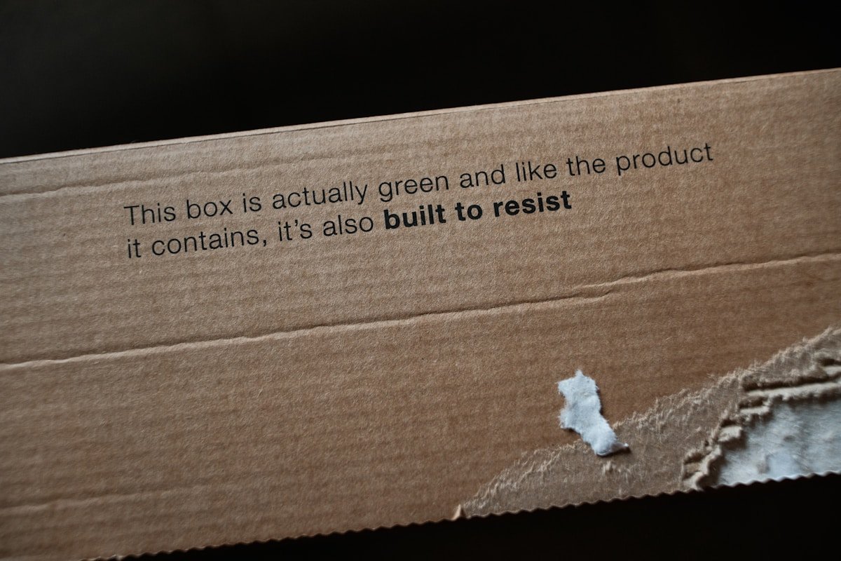 Boîte en carton avec texte sur la résistance et le produit.