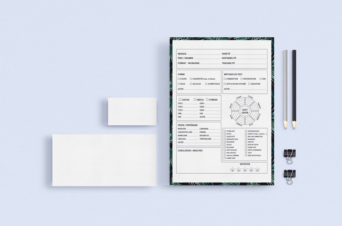 Formulaire de test de cannabis avec éléments de conception graphique.