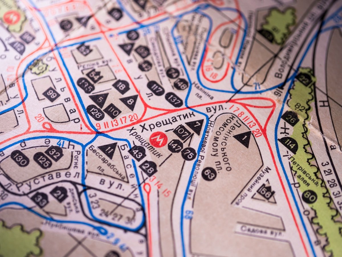 Carte géographique détaillée avec des routes, des numéros et des symboles.