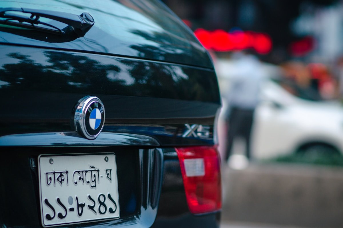 Voiture BMW noire avec plaque d'immatriculation bangladaise.