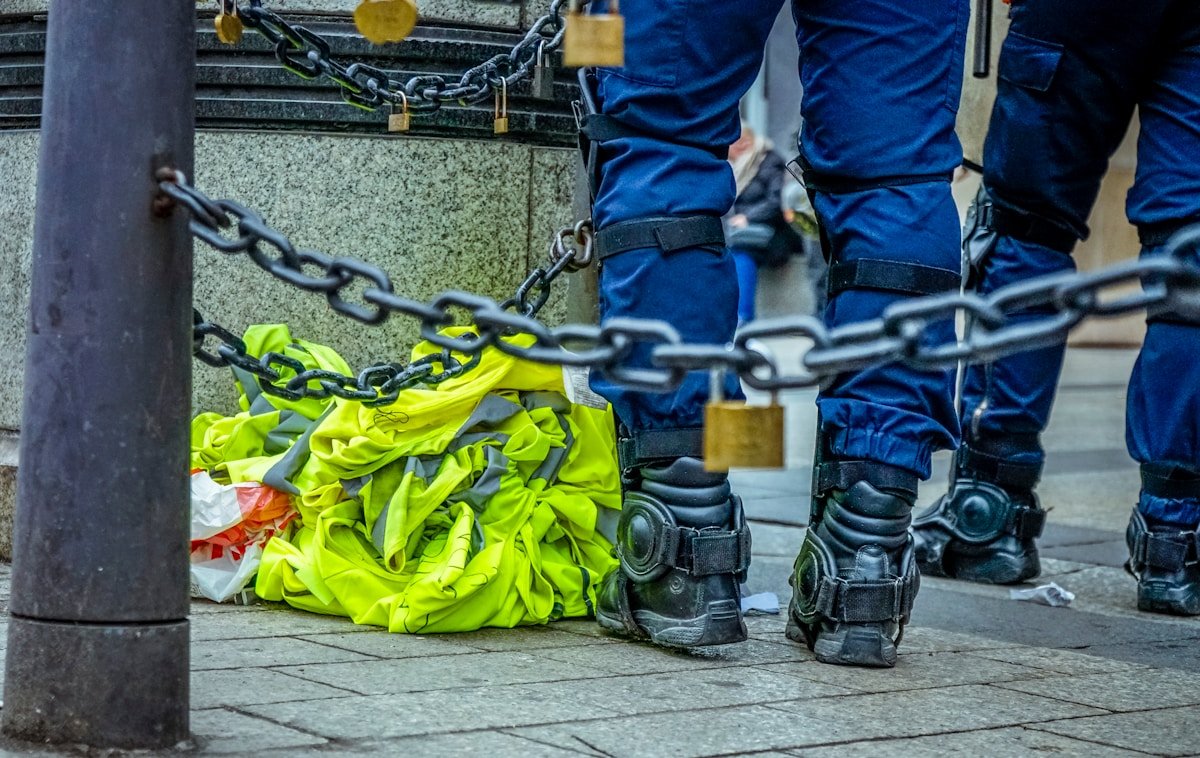 Équipement de sécurité et de travail sur le sol urbain.