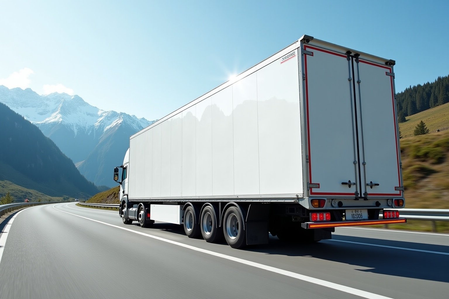 Camion de transport blanc sur une route de montagne.