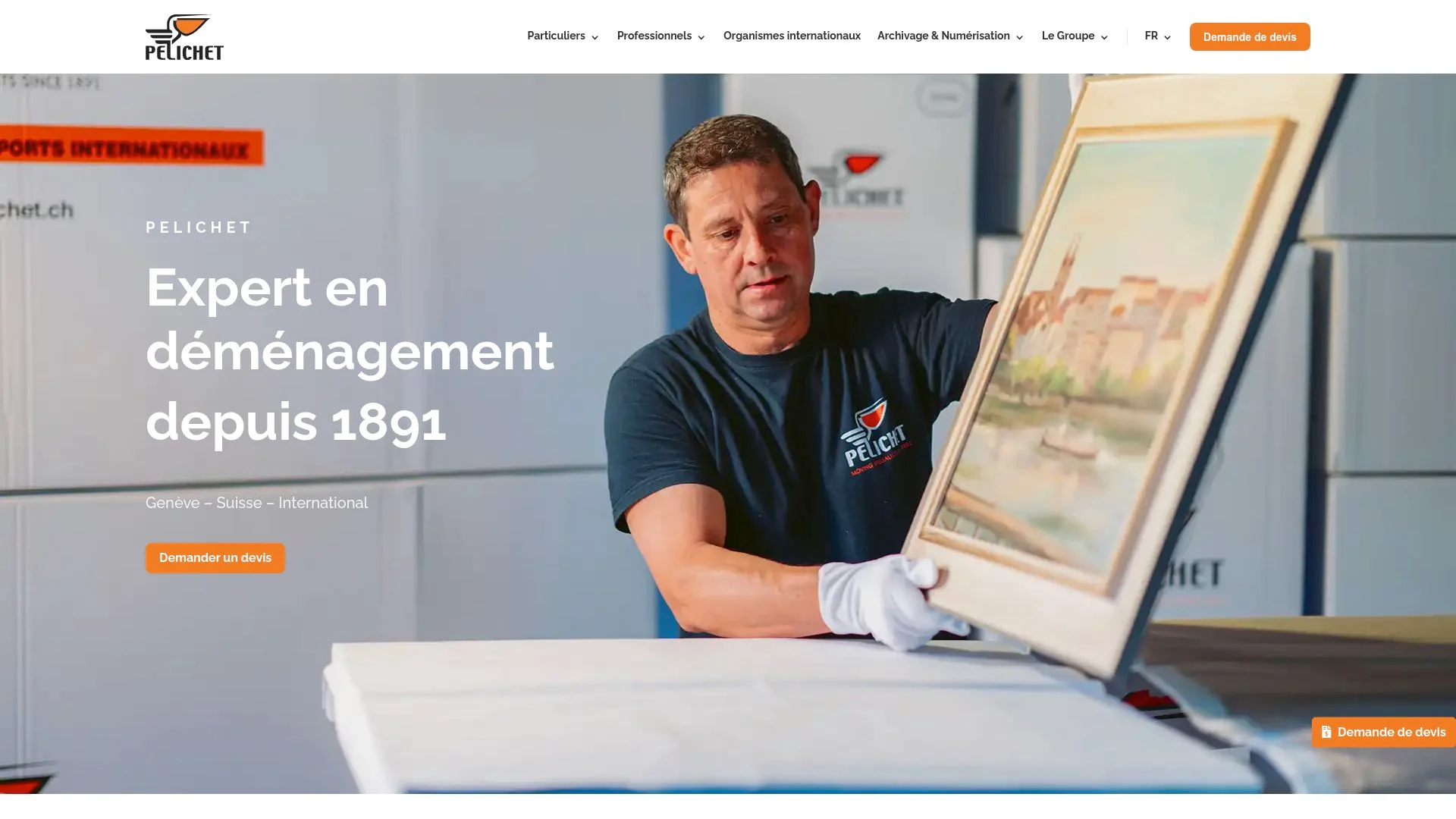 Un homme en uniforme bleu examine attentivement un tableau dans un bureau.