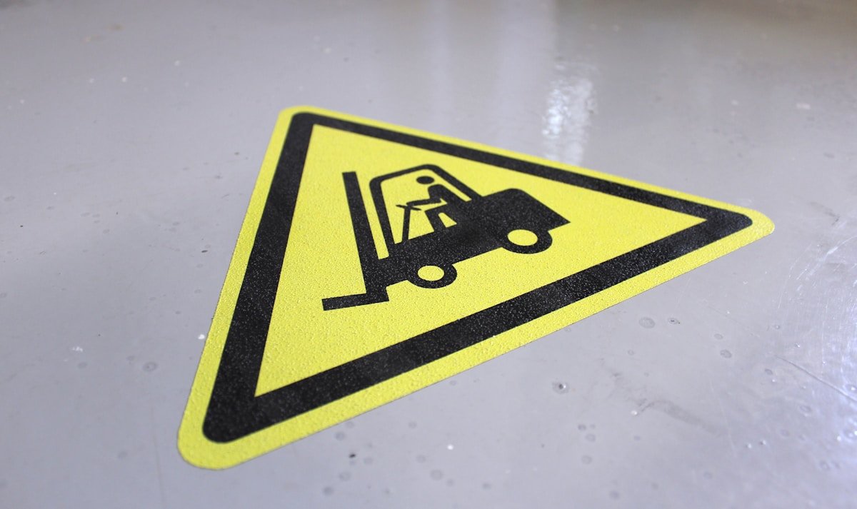 Panneau de signalisation routière jaune avec un symbole de tracteur.