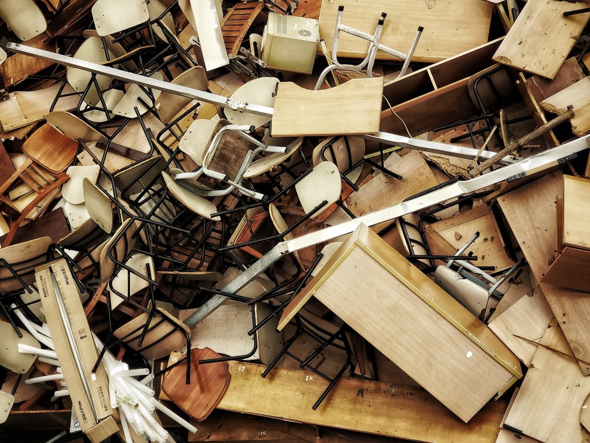 Amas de chaises et de bureaux cassés et abandonnés.
