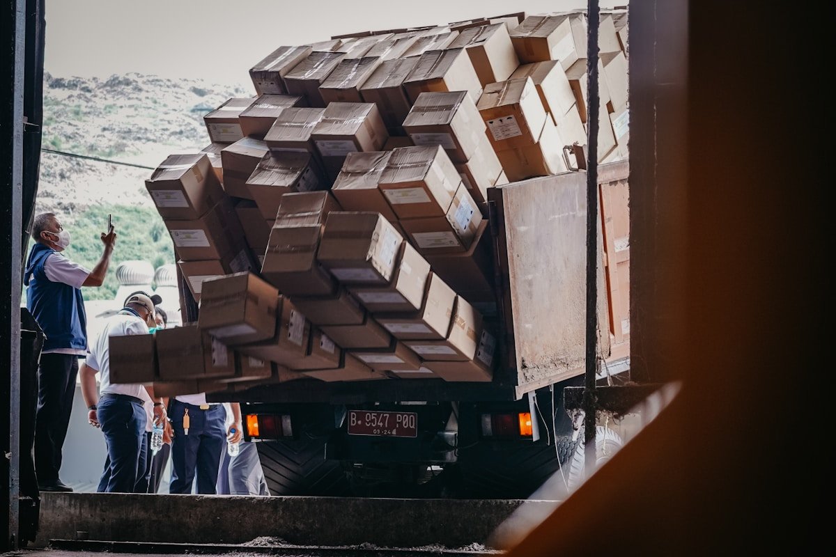 Camion de livraison chargé de nombreuses boîtes empilées.