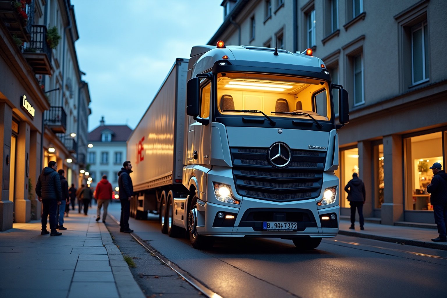 Camion Mercedes-Benz Actros sur une rue de ville illuminée la nuit.