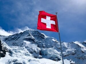 gestion des stocks et livraisons suisse - red flag on top of snow covered mountain