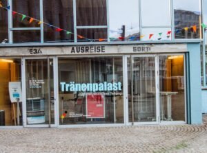 transporteur agréé adr suisse (si applicable au-delà de 3.5t) - a store front with glass doors