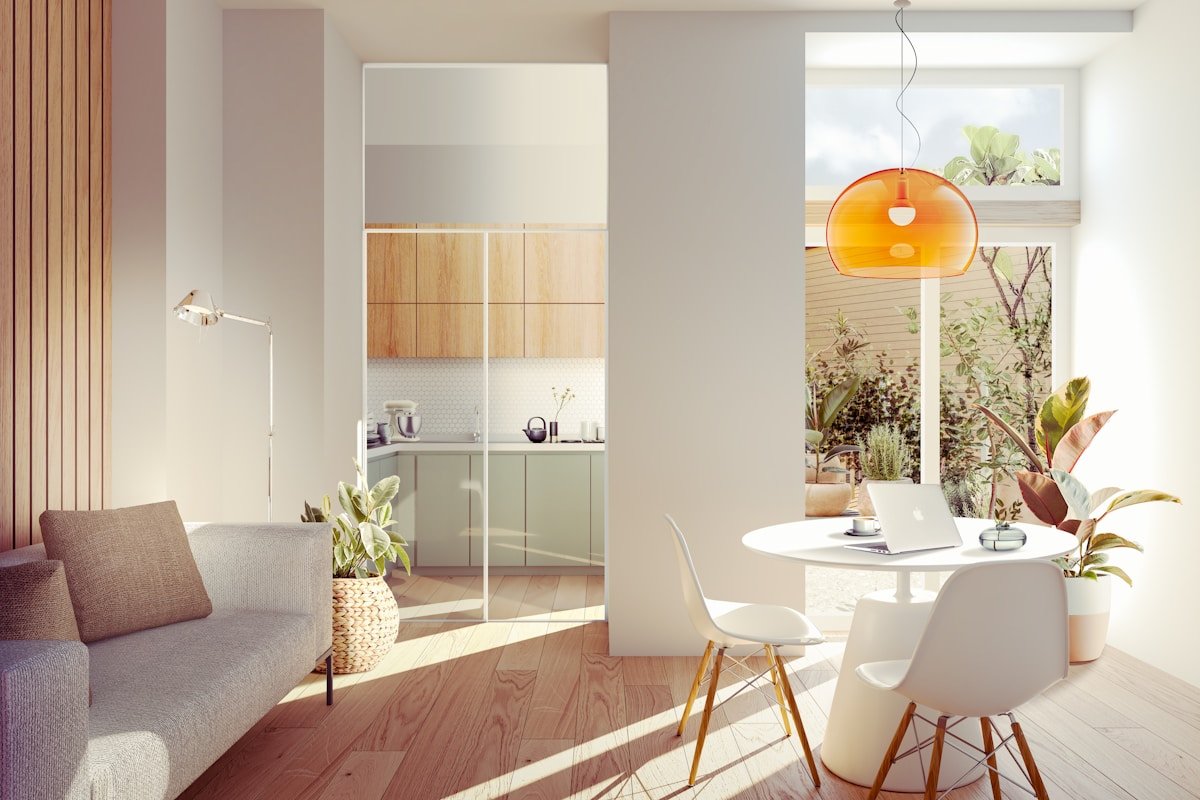 Intérieur moderne et lumineux avec mobilier design et plantes verdoyantes.
