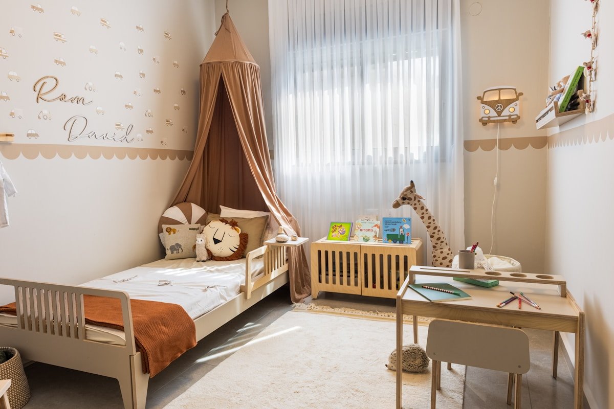 Chambre d'enfant confortable et chaleureuse avec décoration thématique.