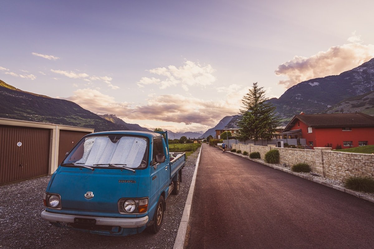 Camion bleu vintage dans un paysage de montagne pittoresque.