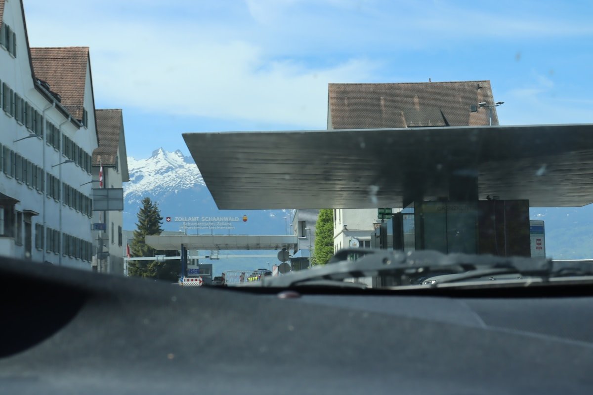 Paysage urbain avec montagnes enneigées en arrière-plan.