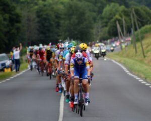 transporteur spécialisé dans le dernier kilomètre suisse - group of cyclists marching on highway