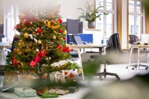 anticiper noël meubles enfants rangements bureaux - A decorated christmas tree in an office cubicle