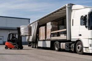 ll transport vs [concurrent_local_fictif_ex: lachauxlogistics] - Pourquoi LL Transport Sàrl s'impose en Suisse romande en 202